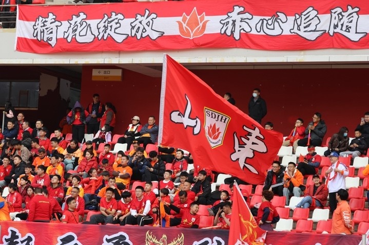 主場(chǎng)上萬(wàn)名球迷的吶喊助威，給山東體彩女足征戰(zhàn)女超增添了能量與動(dòng)力
